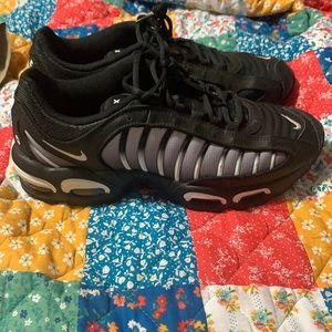 Men’s tennis shoes